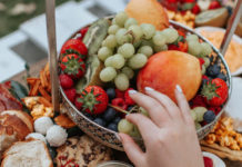 The Benefits of Eating With the Hand and Its Superiority